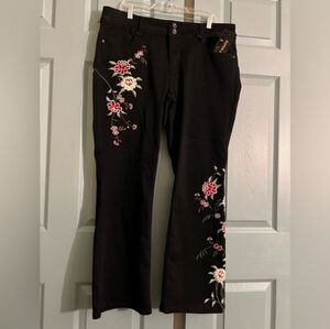 Sandpiper Bootcut Floral Embroidered Strechy Black Jeans. Size 16W NWT